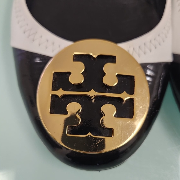 Tory Burch Black and White Flats with Gold Logo GREAT CONDITIONS - Picture 5 of 11